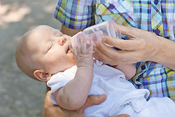 Допавівать чи грудничка водою, мама лара