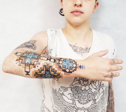 Geometric tatuaj brian gomes pe motive de desene pe corpurile popoarelor tribale din Amazon