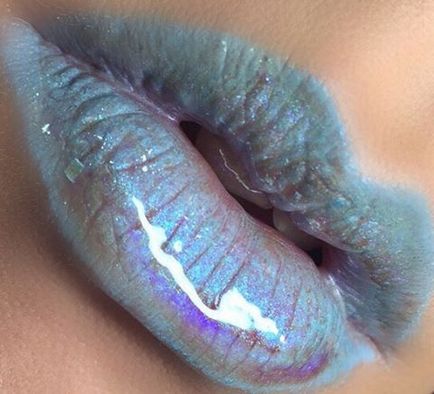 Buzele holografice reprezintă o nouă tendință de frumusețe pe care toată lumea o va plăcea