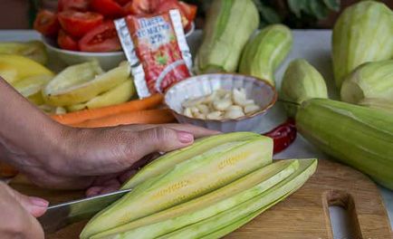 Zucchini pentru fotografia de rețetă a limbii teschin de iarnă