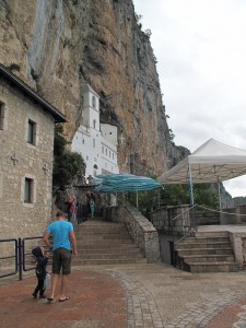Ismerkedés az Ostrog kolostor Montenegróban, utazás mosolyogva