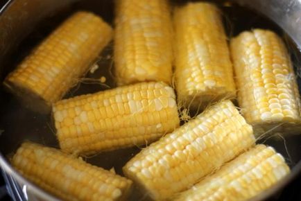 Як і скільки варити кукурудзу молоду