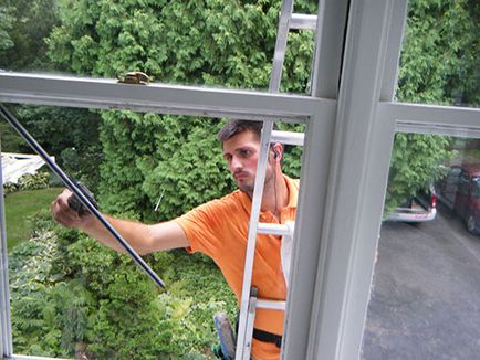 Cum să spălați ferestrele de pe balcon în afara recomandărilor principale