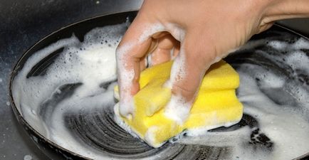 Як очистити сковороду як алюмінієву і чавунну від нагару в домашніх умовах, як стару