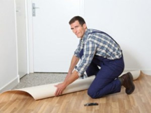 Як постелити лінолеум на дерев'яний і бетонну підлогу