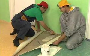 Як постелити лінолеум на дерев'яний і бетонну підлогу