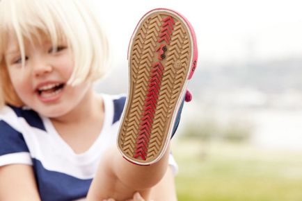Як правильно чистити дитячу взуття