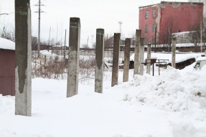 Як правильно встановити бетонний стовп для огорожі