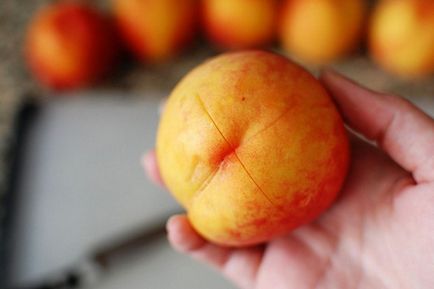 Як зняти шкірку з персиків