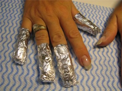 Cum să eliminați unghiile acumulate cu mâinile acasă