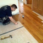 Cum de a pune linoleum pe o podea din lemn - caracteristici, pregătire și aliniere care stau sub