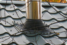 Cum să îndepărtați un coș de furtun printr-un acoperiș de metal
