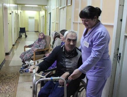 Ce vârstnici trăiesc într-un spital de îngrijire medicală