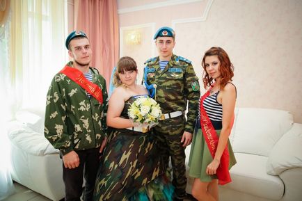 Камуфляжній плаття, берети і тільняшки в Омську пройшло весілля в стилі ВДВ - новини в фотографіях
