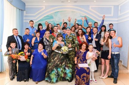 Камуфляжній плаття, берети і тільняшки в Омську пройшло весілля в стилі ВДВ - новини в фотографіях