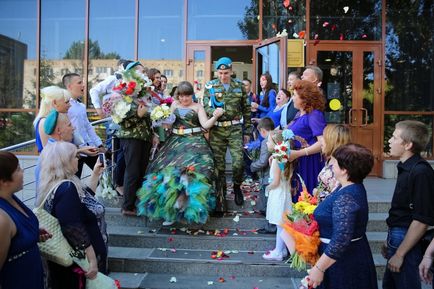 Камуфляжній плаття, берети і тільняшки в Омську пройшло весілля в стилі ВДВ - новини в фотографіях