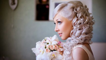 Gyönyörű frizura fürtök a félhosszú haj lépésről lépésre fotók és lehetőségek hajformázó
