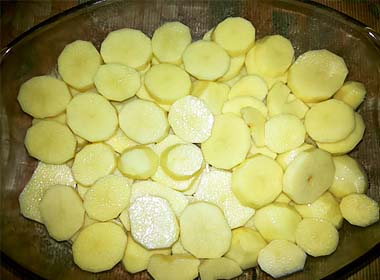Курячі стегна під маринадом, запечені з картоплею, в сметані
