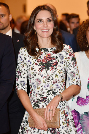 Modesta falsă a lui Kate Middleton sa dovedit a fi o zi a femeilor risipite