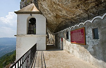 Ostrog kolostor Montenegróban, cím, irányokat, térkép, történelem, leírás