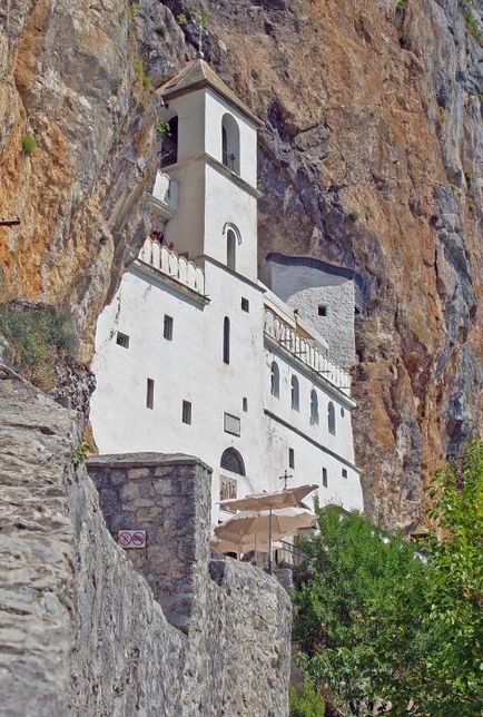 Ostrog kolostor Montenegróban irányban