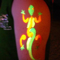 Nanza, tatuaj ultraviolet și pictura corpului fluorescent
