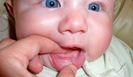 Rasește nasul cu dentiție la copiii mici