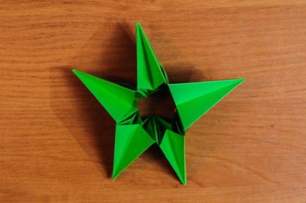 Origami Kusudama face o minge magică acasă de pe hârtie