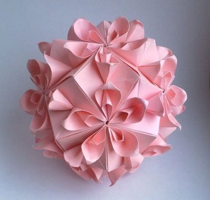 Origami Kusudama face o minge magică acasă de pe hârtie