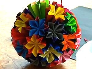 Origami Kusudama face o minge magică acasă de pe hârtie