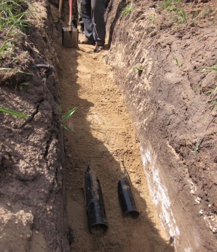 Particularitățile de așezare a conductelor de canalizare în pământ și instrucțiunile de efectuare a lucrărilor