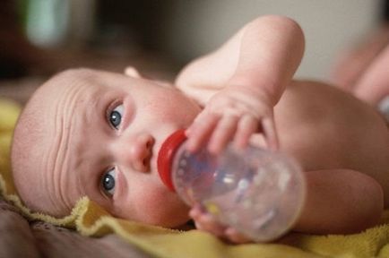 Питний режим грудничка влітку потрібна дитині вода