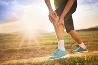 Чому при бігу болять коліна
