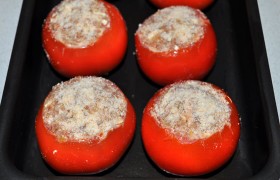 Tomate umplute cu carne și brânză