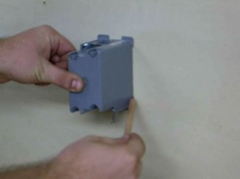 Kapcsolja be a fali konnektorba egy titkos biztonságos saját kezűleg