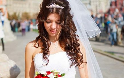 Frizura a korona és fátyol esküvői fotó a hosszú haj, a kimeneti