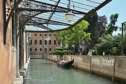 Înotând gondola 11 locuri de venice pentru a călători cu copii