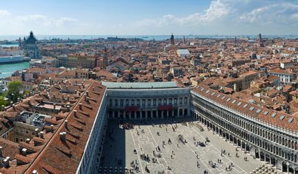 Înotând gondola 11 locuri de venice pentru a călători cu copii