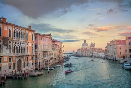 Пропливаючи на гондолі 11 місць Венеції для подорожі з дітьми