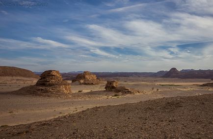 Utazás a sivatagon keresztül tavasszal, az éghajlat kiszámíthatatlan az élet a homok, utazás rajongóinak