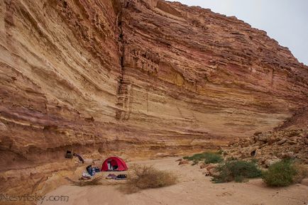 Utazás a sivatagon keresztül tavasszal, az éghajlat kiszámíthatatlan az élet a homok, utazás rajongóinak