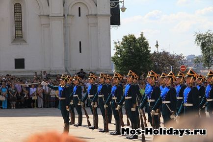 Divorțul gardianului din Kremlin - ceremonia divorțului de pază pe piața din Catedrala din Kremlin - fotografii și