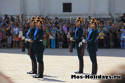 Divorțul gardianului din Kremlin - ceremonia divorțului de pază pe piața din Catedrala din Kremlin - fotografii și