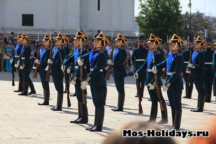 Divorțul gardianului din Kremlin - ceremonia divorțului de pază pe piața din Catedrala din Kremlin - fotografii și