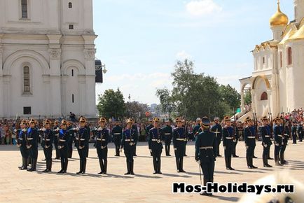 Divorțul gardianului din Kremlin - ceremonia divorțului de pază pe piața din Catedrala din Kremlin - fotografii și