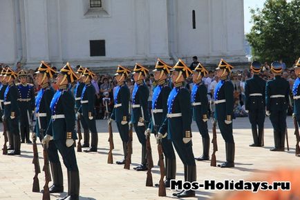 Divorțul gardianului din Kremlin - ceremonia divorțului de pază pe piața din Catedrala din Kremlin - fotografii și