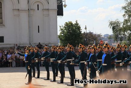 Divorțul gardianului din Kremlin - ceremonia divorțului de pază pe piața din Catedrala din Kremlin - fotografii și