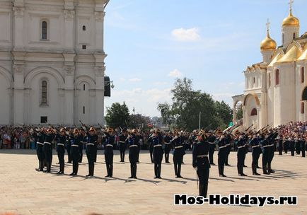 Divorțul gardianului din Kremlin - ceremonia divorțului de pază pe piața din Catedrala din Kremlin - fotografii și