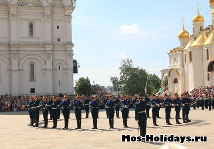 Divorțul gardianului din Kremlin - ceremonia divorțului de pază pe piața din Catedrala din Kremlin - fotografii și