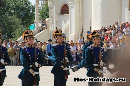 Розлучення варти в кремлі - церемонія розлучення караулів на соборній площі в кремлі - фотографії і